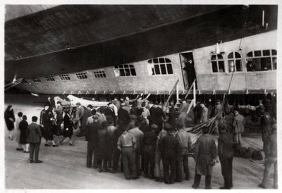 Passagiere besteigen den Zeppelin LZ 127 Graf Zeppelin, 1933 von Unbekannt