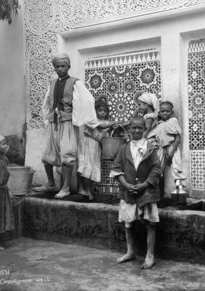 Menschen an einem Brunnen, Casablanca, Marokko, um 1920er-1930er Jahre von Unbekannt