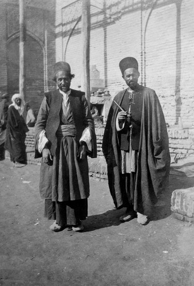 Persische Pilger vor der Kazimain-Moschee, Irak, 1917-1919 von Unbekannt