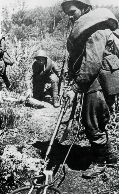 Russische Soldaten räumen Minen westlich von Minsk, 1944 von Unbekannt