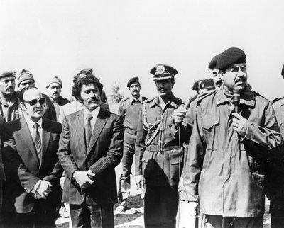 Saddam Hussein hält eine Rede, Irak, 1986 von Unbekannt