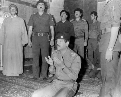 Saddam Hussein beim Beten, Karbala, Irak, 1985 von Unbekannt