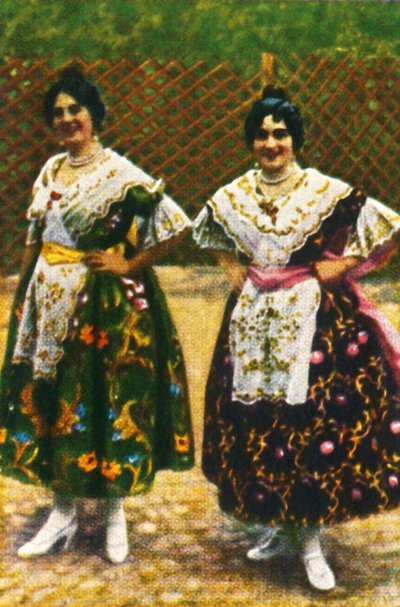 Spanische Frauen in traditioneller Tracht, um 1928 von Unbekannt