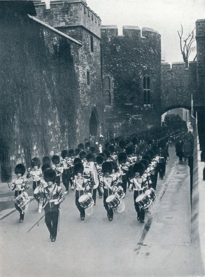 Die Wachen verlassen den Tower of London, ca. 1914 von Unbekannt