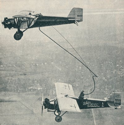 Die St. Louis Robin beim Auftanken, ca. 1929 von Unbekannt