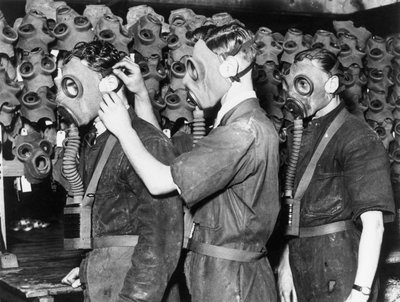 Drei Männer mit Gasmasken, ca. 1930er Jahre von Unbekannt