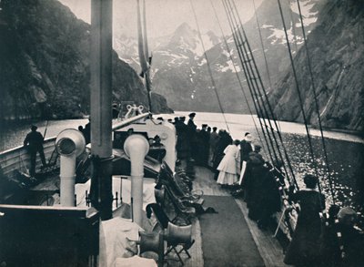 Touristen-Dampfer im Troldfjord, 1914 von Unbekannt