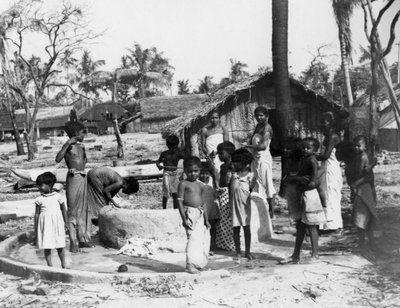 Dorfszene, Trincomalee, Ceylon, 1945 von Unbekannt