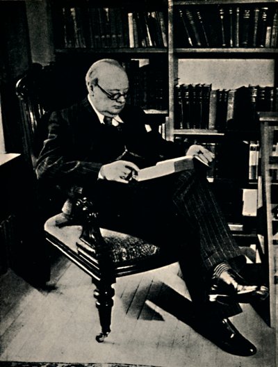 Winston Spencer Churchill in seiner Bibliothek von Unbekannt