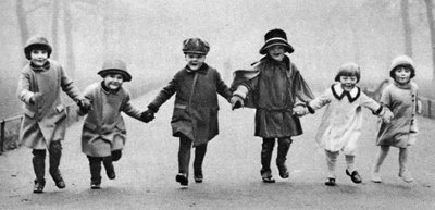 Kleine Kinder im Hyde Park, London, 1926-1927 von Unbekannt