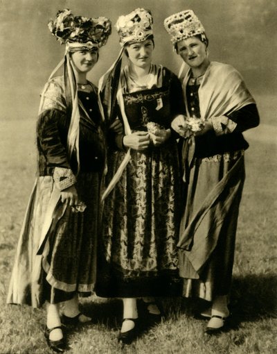 Junge Frauen in traditioneller Tracht, Steiermark, Österreich, um 1935 von Unbekannt