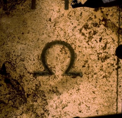 Omega-Symbol auf der Augustus-Sonnenuhr (Foto) von Unbekannt