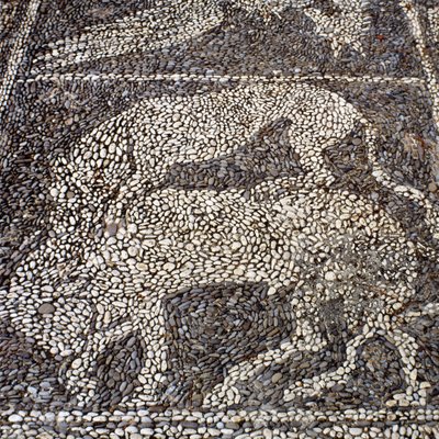 Panther greift einen Stier an (Steinmosaik) von Unbekannt