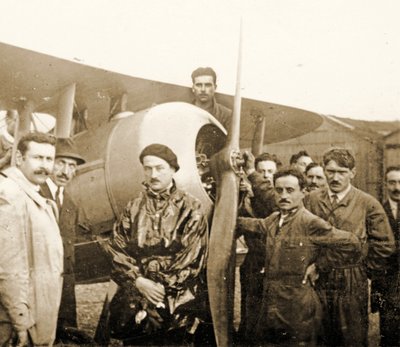 Roland Garros bei seinem Flugzeug von Unbekannt