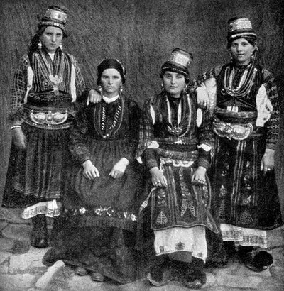 Romafrauen, Albanien, 1922 von Underwood and Underwood