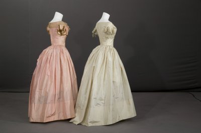 Brautjungfernkleid und Blumenmädchenkleid von Unknown artist