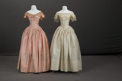 Brautjungfernkleid und Blumenmädchenkleid von Unknown artist