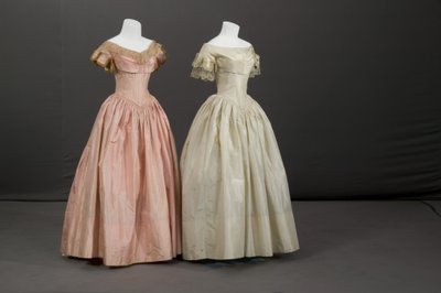 Brautjungfernkleid und Blumenmädchenkleid von Unknown artist