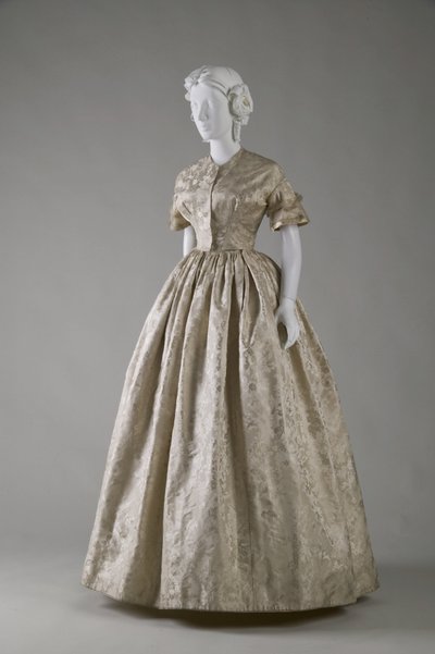 Hochzeitskleid (vordere schräge Ansicht) von Unknown artist