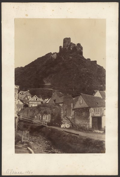 Ruinen einer Burg mit Blick auf die Stadt von Unknown artist