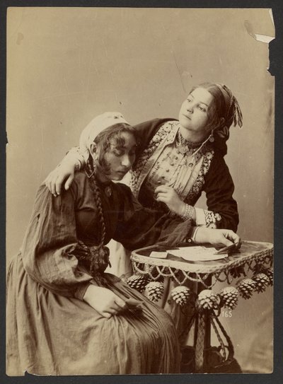 Zwei Frauen am Schreibtisch von Unknown artist