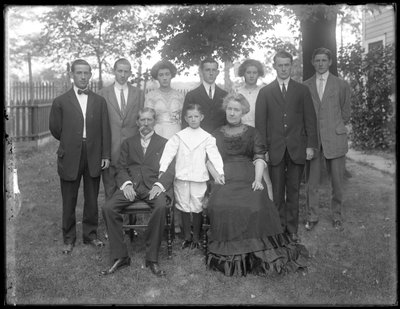 Familie McGovern, Creston Avenue, Bronx, ca. 1911 von William Davis Hassler