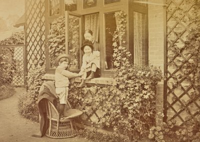 Kinder spielen am Fenster von Willoughby Wallace Hooper