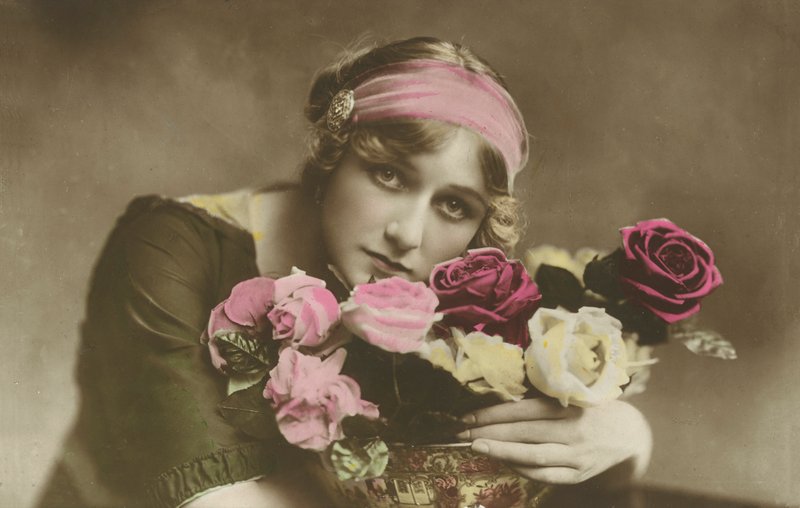 Frau mit Blumen von English Photographer