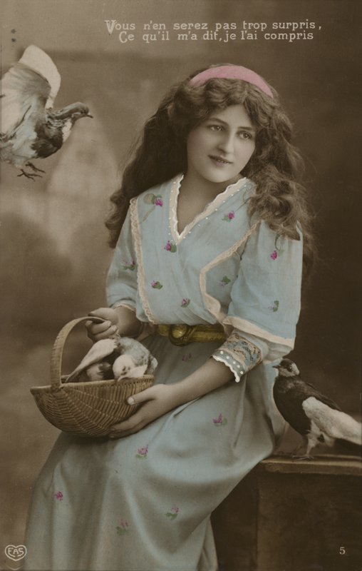 Mädchen füttert Tauben von French Photographer