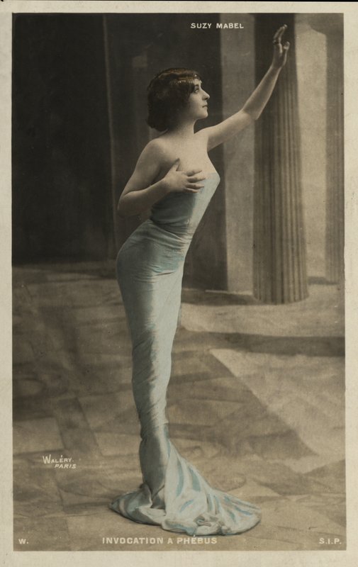 Mädchen in einem blauen Kleid von French Photographer