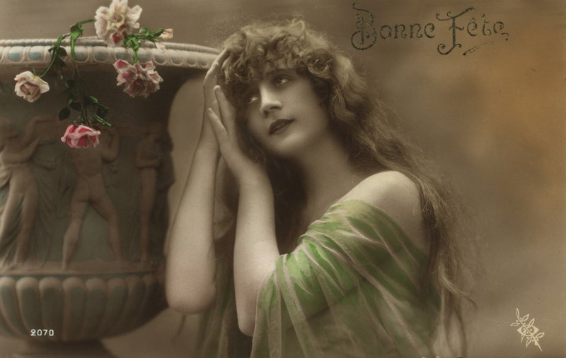 Mädchen mit klassischer Urne von French Photographer