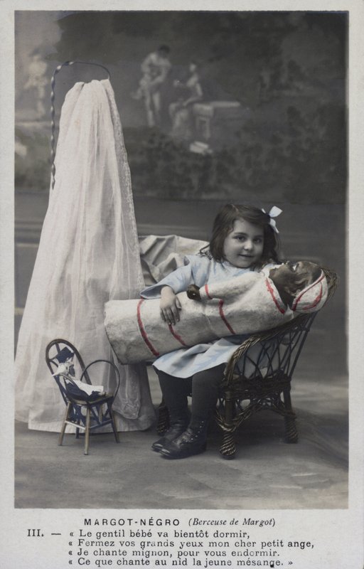 Kleines Mädchen mit einer Puppe von French Photographer