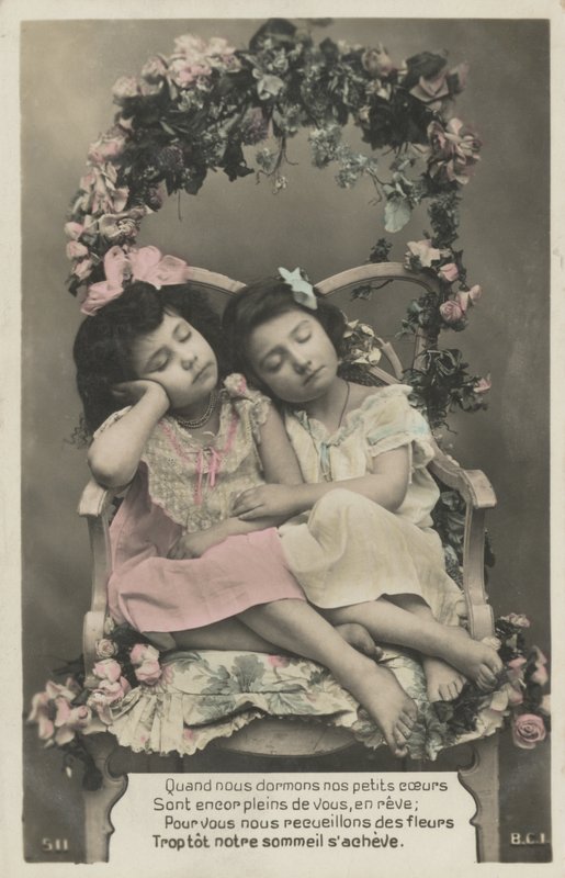 Zwei schlafende Mädchen von French Photographer