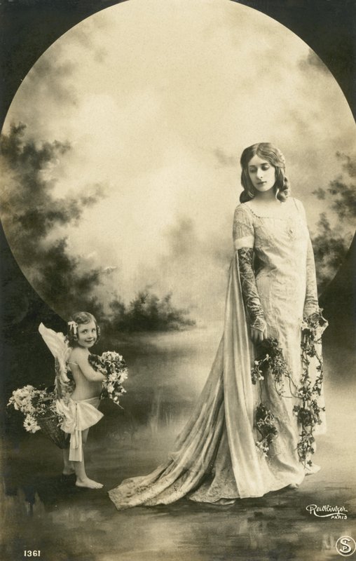 Frau und kleines Mädchen mit Vollmond von French Photographer