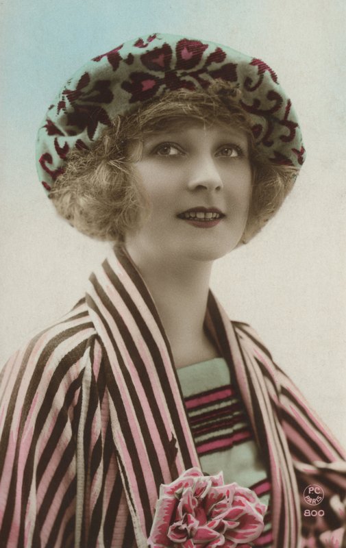 Frau in einer gestreiften Jacke von French Photographer