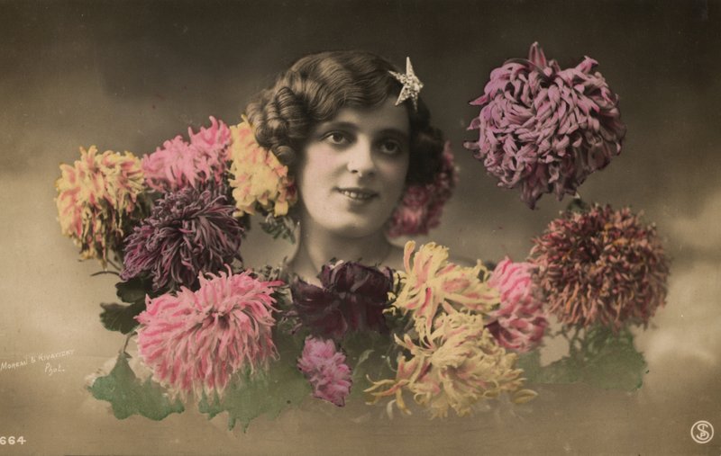 Frau mit Blumen von French Photographer