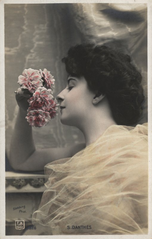 Frau mit Rosen von French Photographer