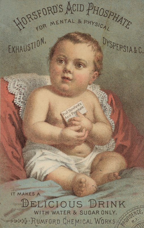 Baby sitzt auf Stuhl von American School