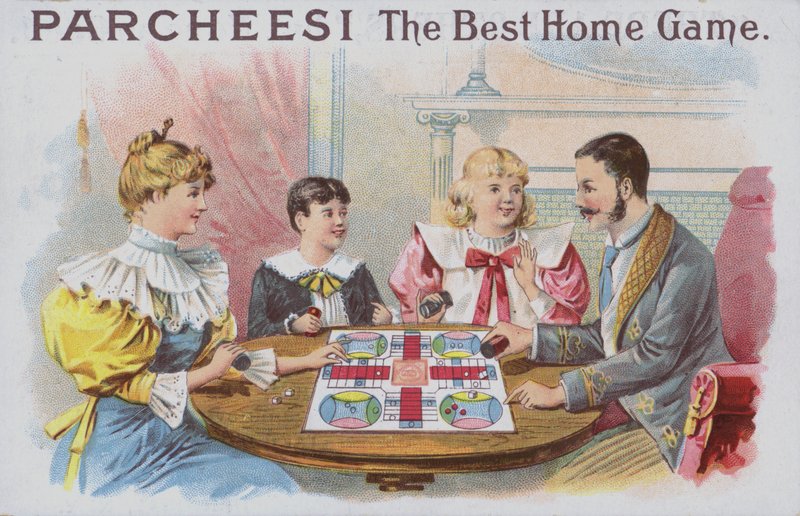Familie spielt eine Partie Parcheesi von American School