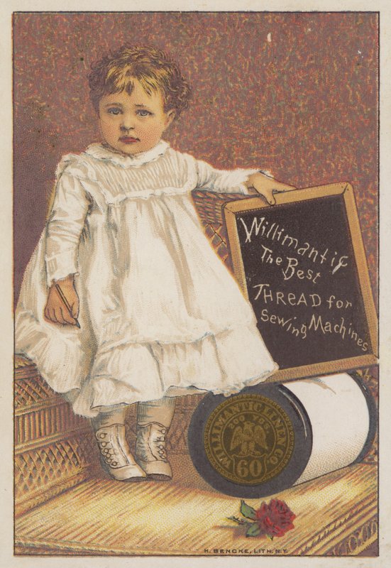 Kleines Mädchen hält Tafel von American School