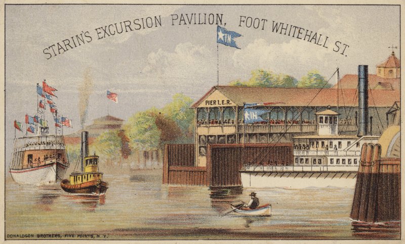 Raddampfer am Pier von American School