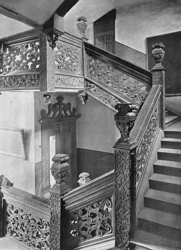 Eine Treppe mit aufwendigem Riemenwerk von Charles Latham