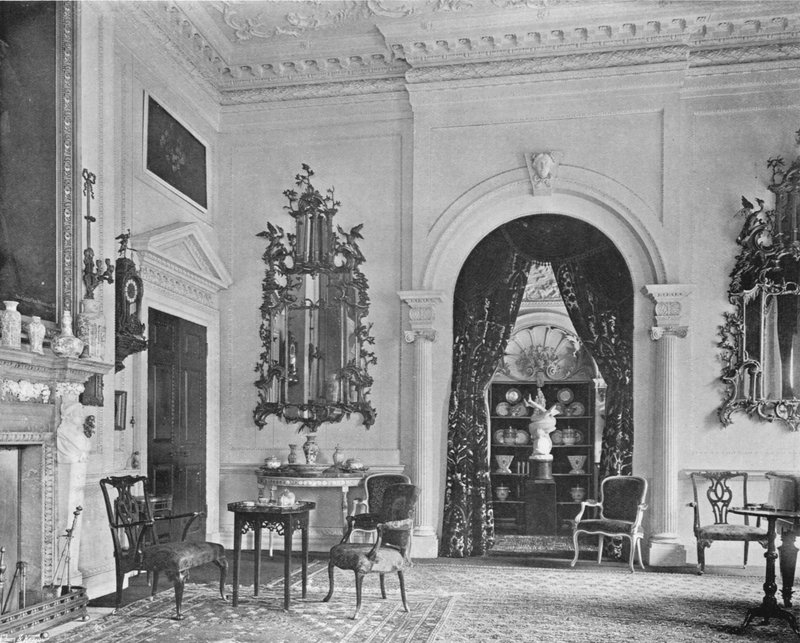 Chippendale-Spiegel im weißen Wohnzimmer von Charles Latham