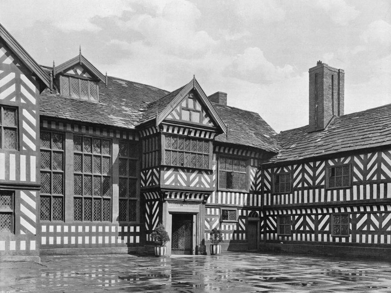 Im Innenhof von Charles Latham