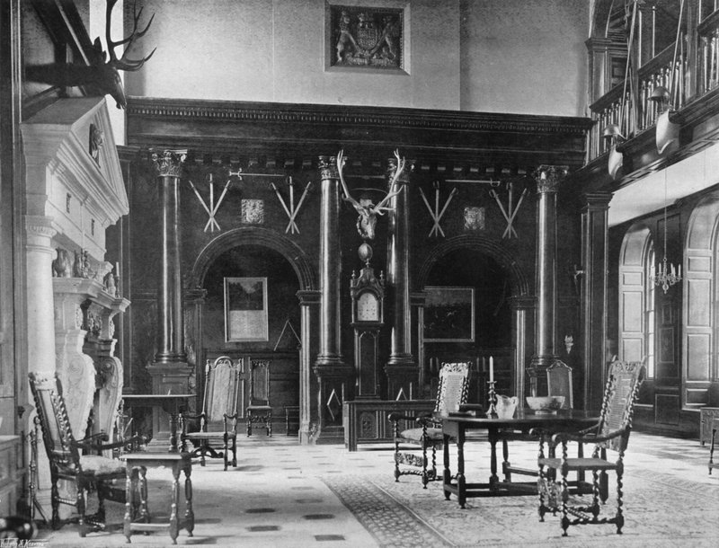 Bildschirm in der Halle von Charles Latham