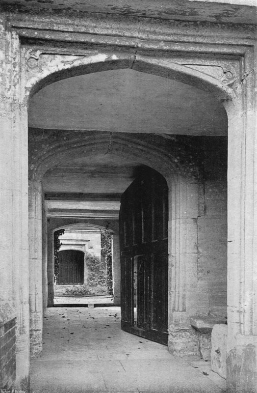Der Eingang von Charles Latham
