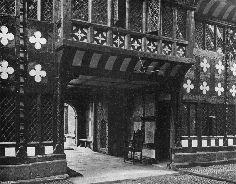 Das Eingangstor vom Innenhof von Charles Latham