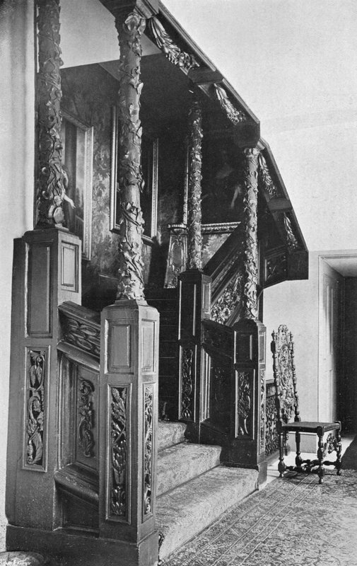 Der Fuß der Treppe von Charles Latham