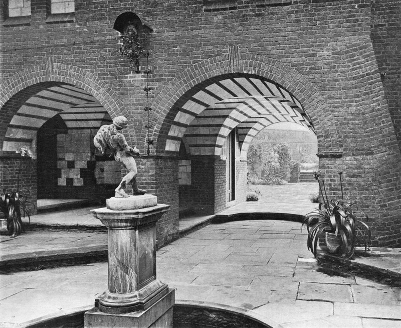 Der Brunnenhof von Charles Latham