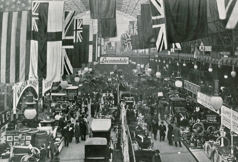 Automobilausstellung in der Agricultural Hall von English Photographer